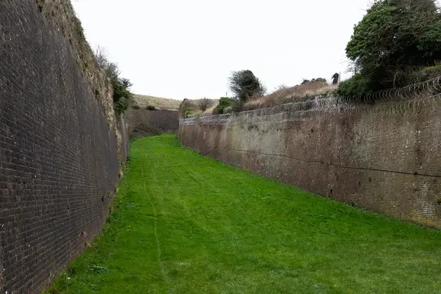 Long revetment run suitable for tracking movement