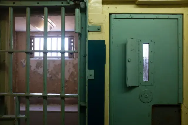 Narrow passage and reinforced junction points